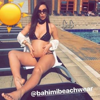 Pregnant Jennifer Metcalfe flaunts her baby bump.