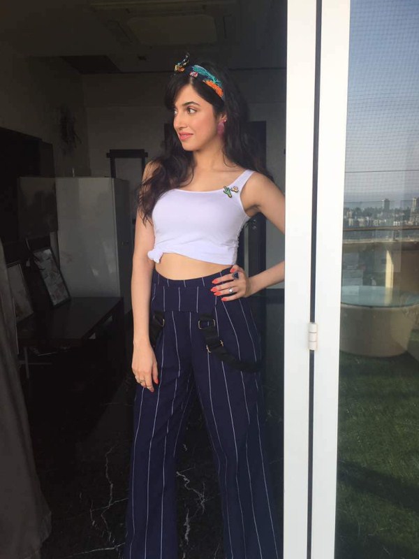 She completed her look with accessories from H&M, headscarf from Zara and walking in Sophia Webster kitten heels. Divya Khosla Kumar,actress Divya Khosla Kumar,Justin Bieber,Justin Bieber Purpose tour