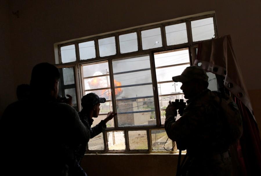 Members of Iraqi Rapid response forces look at an air strike during clashes with Islamic State fighters at a frontline in north west of Mosul, Iraq, May 9, 2017. Iraqi forces,west Mosul,northwest Mosul