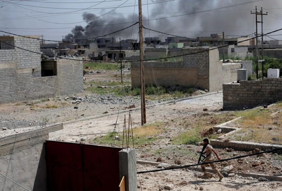 A member of Iraqi Rapid response forces runs as he takes cover during clashes with Islamic State fighters, in north west of Mosul, Iraq, May 9, 2017. Iraqi forces,west Mosul,northwest Mosul