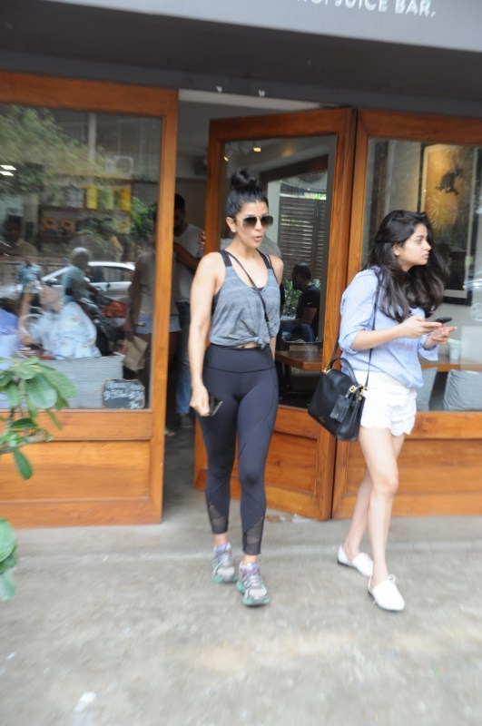 Bollywood actress Nimrat Kaur spotted at Bandra. Nimrat Kaur,Nimrat Kaur spotted at Bandra,Nimrat Kaur at Bandra,actress Nimrat Kaur,Nimrat Kaur hot pics,Nimrat Kaur hot images,Nimrat Kaur hot stills,Nimrat Kaur hot pictures