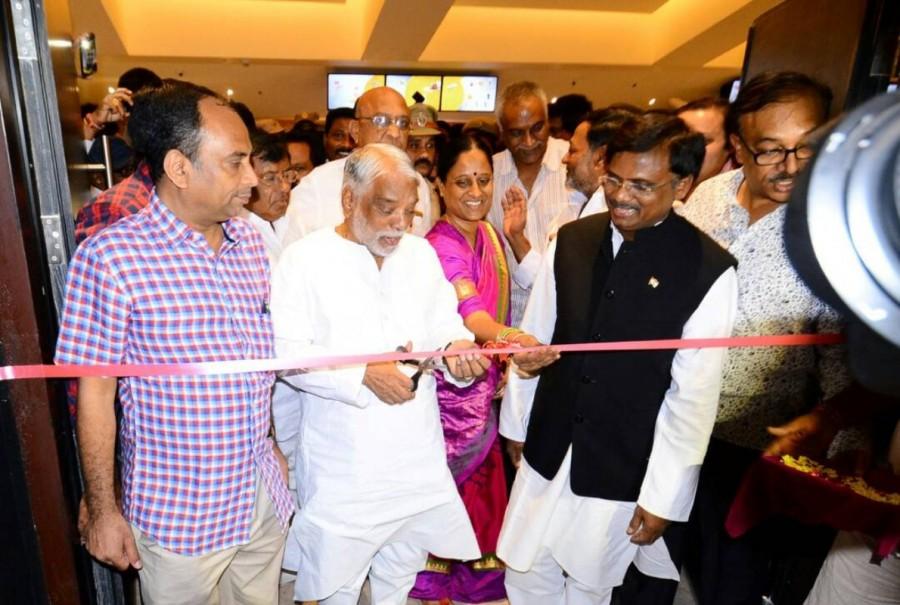 Chennai’s most admired multiplex chain, SPI Cinemas, launched its state-of-the art multiplex ‘S2 Cinemas’ at Maddox mall in Warangal. The launch took place on 14th May after the inauguration of SPI Cinema’s newest property in Trivandrum, Kripa Cinemas. The S2 cinemas in Warangal, comprising of 5 screens and a total seating capacity of 976, takes the presence of the company to 43 screens across 4 states. SPI Cinemas,SPI Cinemas in Warngal,S2 Cinemas,Maddox mall,Warangal