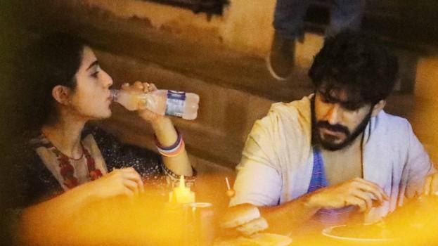 Saif's daughter Sara Ali Khan clicked with Harshvardhan Kapoor on dinner date.