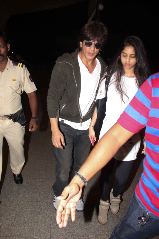Bollywood actor Shah Rukh Khan spotted with daughter Suhana at airport. Shah Rukh Khan,Shah Rukh Khan with Suhana,Suhana Khan,SRK,Shah Rukh Khan spotted with daughter,Shah Rukh Khan at airport,Shah Rukh Khan spotted at airport