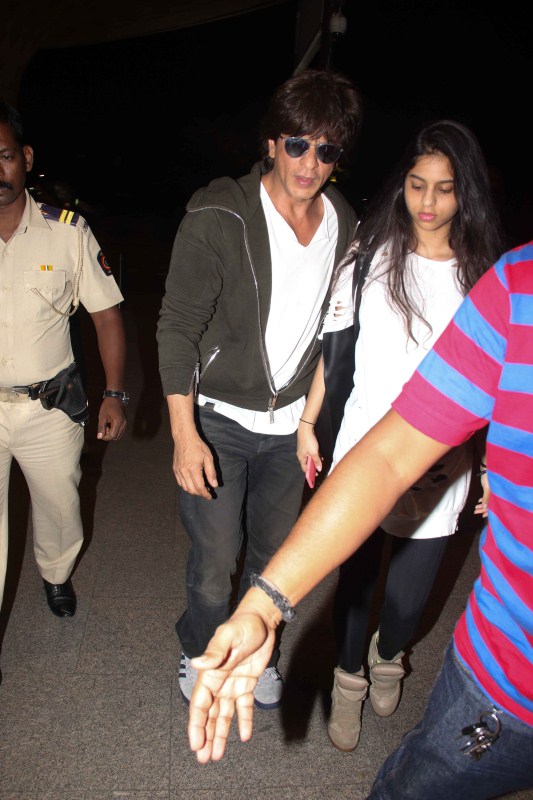 Shah Rukh Khan Spotted With Daughter Suhana At Airport Photosimagesgallery 66151 