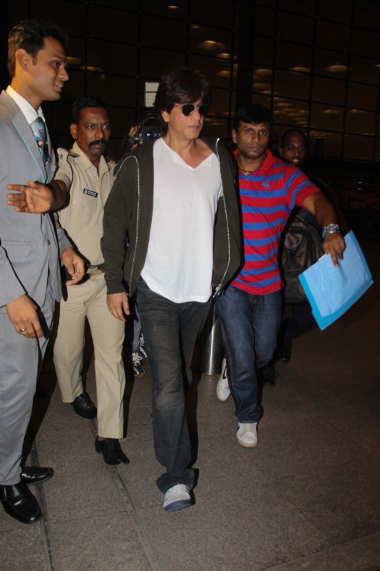 Bollywood actor Shah Rukh Khan spotted at airport. Shah Rukh Khan,Shah Rukh Khan with Suhana,Suhana Khan,SRK,Shah Rukh Khan spotted with daughter,Shah Rukh Khan at airport,Shah Rukh Khan spotted at airport