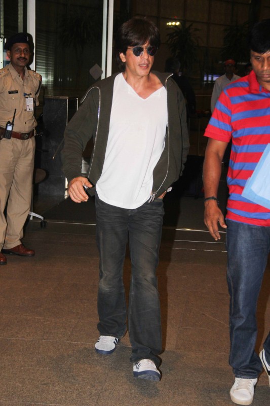Bollywood actor Shah Rukh Khan spotted at airport. Shah Rukh Khan,Shah Rukh Khan with Suhana,Suhana Khan,SRK,Shah Rukh Khan spotted with daughter,Shah Rukh Khan at airport,Shah Rukh Khan spotted at airport