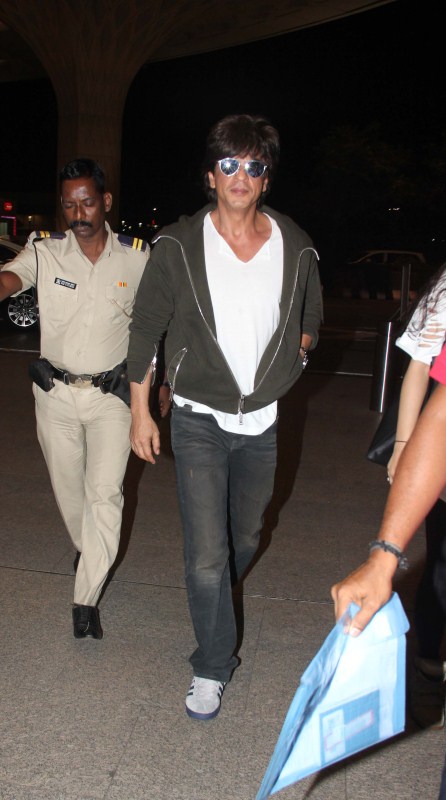 Bollywood actor Shah Rukh Khan spotted at airport. Shah Rukh Khan,Shah Rukh Khan with Suhana,Suhana Khan,SRK,Shah Rukh Khan spotted with daughter,Shah Rukh Khan at airport,Shah Rukh Khan spotted at airport
