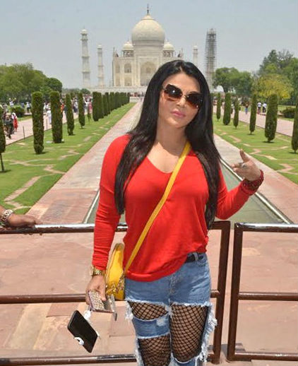 Bollywood Actress Rakhi Sawant visits Taj Mahal in Agra on May 13, 2017. Rakhi Sawant,actress Rakhi Sawant,Rakhi Sawant visits Taj Mahal,Taj Mahal,Rakhi Sawant new pics,Rakhi Sawant new images,Rakhi Sawant new stills,Rakhi Sawant new pictures,Rakhi Sawant new photos