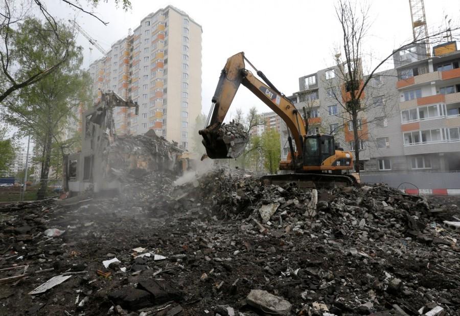 An excavator wrecks a building, which is part of the old five-storey apartment blocks demolition project. Russian President Vladimir Putin, who has dominated Russian politics for 17 years and is widely expected to seek another term next March, approved the resettlement plans but asked the Moscow government to improve the draft legislation. The changes must not violate citizens' rights, said Putin, who enjoys high popularity ratings. Moscow government,Soviet-era apartments,Soviet-era apartment blocks,Soviet-era,Nikita Krushchev