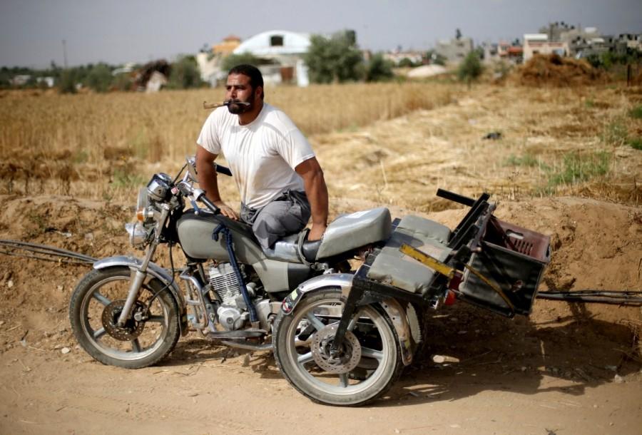 Now, aged 28, Najar has come to the aid of his neighbors again, joining them in a wheat harvest in fields near the border with Israel. Disabled Palestinian,Palestinian Louy al-Najar,Louy al-Najar,potential employers
