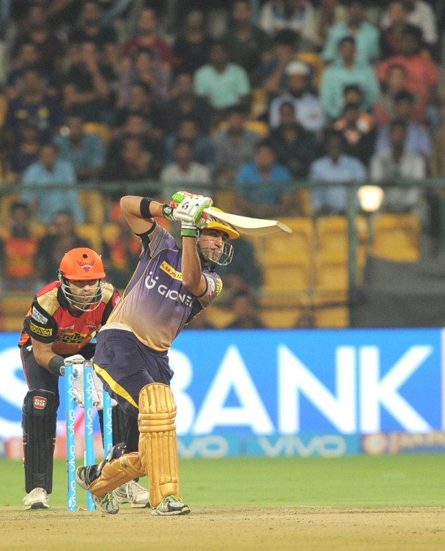 Coulter-Nile leaked just three runs from the penultimate over with Trent Boult (1/30) allowing just seven in the final over also taking the wicket of Naman Ojha (16) off the final ball. Hyderabad got off to a sedate start, managing just 30/1 in the Powerplay. In-form Shikhar Dhawan (11; 13b; 1x4) skied a rising Umesh delivery for wicket-keeer Robin Uthappa to pouch the ball. Warner, in red-hot form, found the fence just twice in the first six overs with Dhawan pulling Umesh for another boundary before falling to his India teammate couple of overs later. It took the generally explosive Warner eight overs to hit the first six of the match, punishing a poor Piyush Chawla ball by rocking on to his backfoot and pulling the leg-spinner to deep midwicket. At the halfway stage, the defending champions were 61/1. With Shah Rukh Khan in attendance, the men in purple did well to put a lid on Hyderabad's run flow. Gautam Gambhir,Kolkata Knight Riders,Sunrisers Hyderabad,KKR beats SH,Qualifier 2,IPL 2017,Indian Premier League,Indian Premier League 2017,Indian Premier League 10