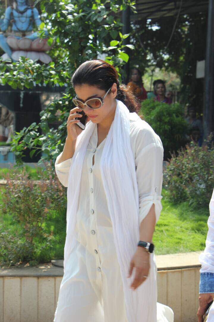 Kajol pays homage to late actress Reema Lagoo. Aamir Khan,Kiran Rao,Reema Lagoo,Reema Lagoo funeral,reema lagoo dead,actress Reema Lagoo,Reema Lagoo funeral pics,Reema Lagoo funeral images,Reema Lagoo funeral stills,Reema Lagoo funeral pictures,Reema Lagoo funeral phots,Kajol