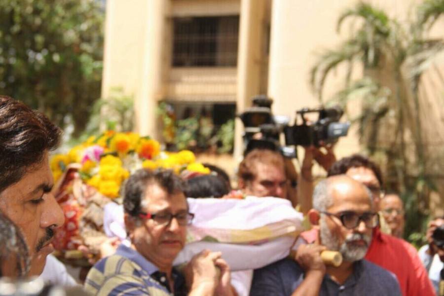Veteran film, stage and television actress Reema Lagoo died following a cardiac arrest early on Thursday morning, a family source said. The 59-year-old artiste breathed her last at the Kokilaben Dhirubhai Ambani Hospital (KDAH), in Andheri west, where she was rushed shortly after midnight. Aamir Khan,Kiran Rao,Reema Lagoo,Reema Lagoo funeral,reema lagoo dead,actress Reema Lagoo,Reema Lagoo funeral pics,Reema Lagoo funeral images,Reema Lagoo funeral stills,Reema Lagoo funeral pictures,Reema Lagoo funeral phots,Kajol