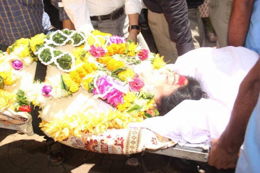 Divorced from her former husband and actor Vivek Lagoo, she is survived by her daughter, Mrunmayee Lagoo, 35, who is a film and stage actress and theatre director. Aamir Khan,Kiran Rao,Reema Lagoo,Reema Lagoo funeral,reema lagoo dead,actress Reema Lagoo,Reema Lagoo funeral pics,Reema Lagoo funeral images,Reema Lagoo funeral stills,Reema Lagoo funeral pictures,Reema Lagoo funeral phots,Kajol