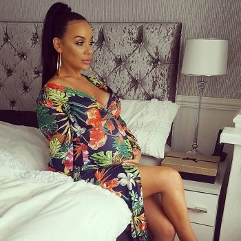 Pregnant Chelsee Healey flaunts her blossoming baby bump.