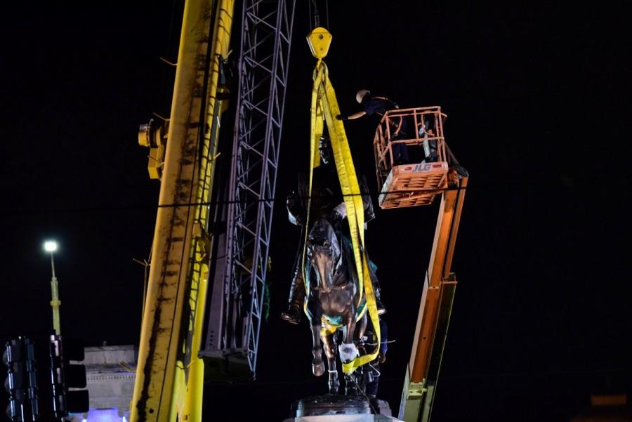 A crew works to remove a monument of Confederate General P.G.T. Beauregard. Statue removed,Another Confederate statue,Confederate statue,P.G.T. Beauregard,New Orleans