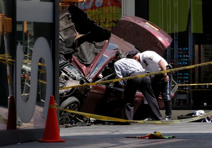 Police investigate the vehicle that drove onto sidewalk and struck pedestrians in Times Square in New York, May 18, 2017. Car rams Times Square pedestrians,car crashed,New York City,Times Square