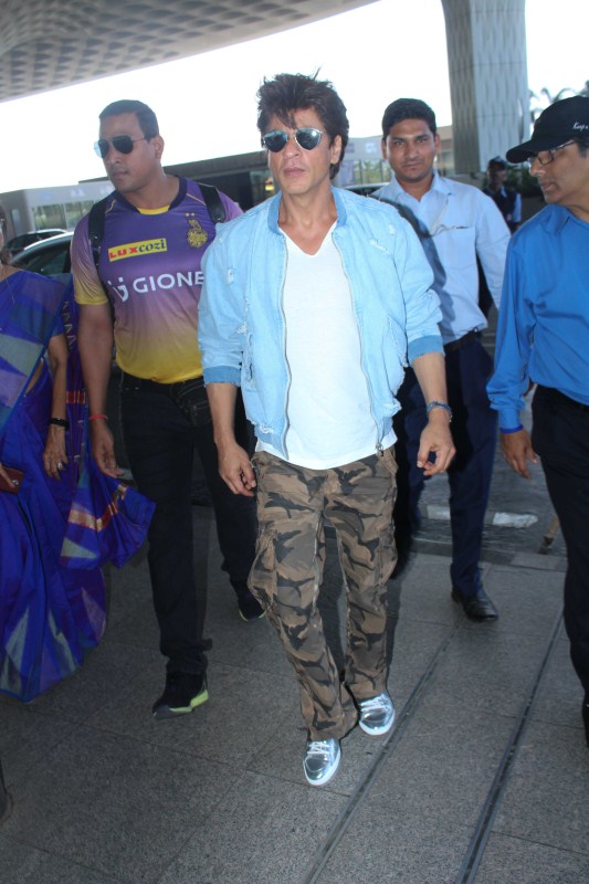 Kolkata Knight Riders co-owner Shah Rukh Khan leaves for Bengaluru to cheer for his team KKR. Shah Rukh Khan,Kolkata Knight Riders,KKR,Bengaluru,Shah Rukh Khan spotted at Airport,Shah Rukh Khan at Airport,SRK spotted at Airport,SRK at Airport