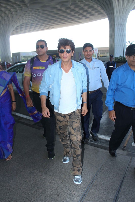 Kolkata Knight Riders co-owner Shah Rukh Khan leaves for Bengaluru to cheer for his team KKR. Shah Rukh Khan,Kolkata Knight Riders,KKR,Bengaluru,Shah Rukh Khan spotted at Airport,Shah Rukh Khan at Airport,SRK spotted at Airport,SRK at Airport