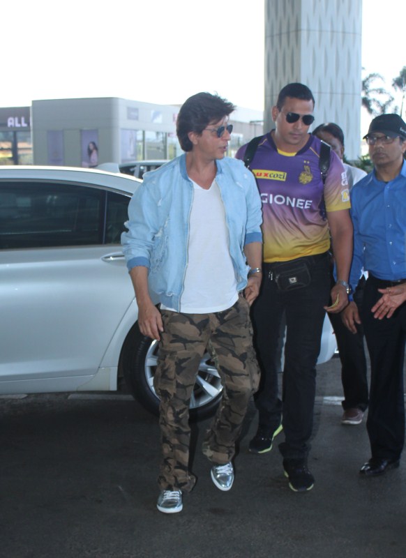 Kolkata Knight Riders co-owner Shah Rukh Khan leaves for Bengaluru to cheer for his team KKR. Shah Rukh Khan,Kolkata Knight Riders,KKR,Bengaluru,Shah Rukh Khan spotted at Airport,Shah Rukh Khan at Airport,SRK spotted at Airport,SRK at Airport