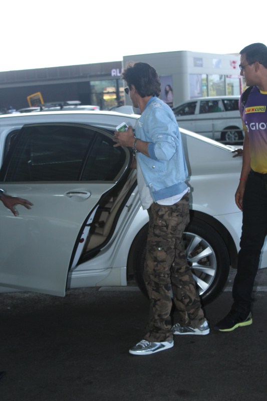 Kolkata Knight Riders co-owner Shah Rukh Khan leaves for Bengaluru to cheer for his team KKR. Shah Rukh Khan,Kolkata Knight Riders,KKR,Bengaluru,Shah Rukh Khan spotted at Airport,Shah Rukh Khan at Airport,SRK spotted at Airport,SRK at Airport