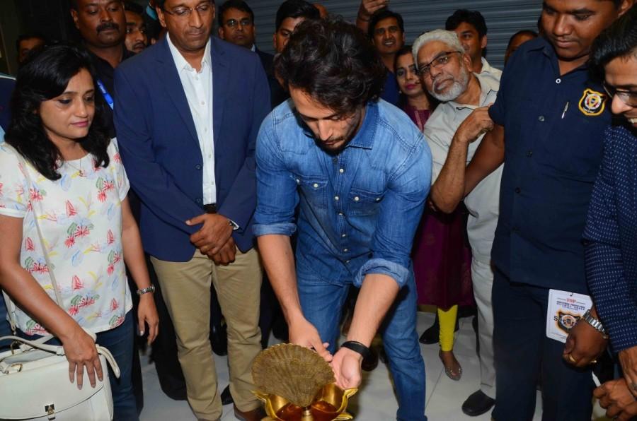 Bollywood actor Tiger Shroff launches Lifestyle & Home Centre stores in Seawoods Grand Central Mall, Navi Mumbai. Tiger Shroff,actor Tiger Shroff,Tiger Shroff launches Lifestyle,Lifestyle & Home Centre,Seawoods Grand Central Mall,Grand Central Mall,Tiger Shroff new pics,Tiger Shroff new images,Tiger Shroff new stills,Tiger Shroff new pictures,Tiger Shroff new pho