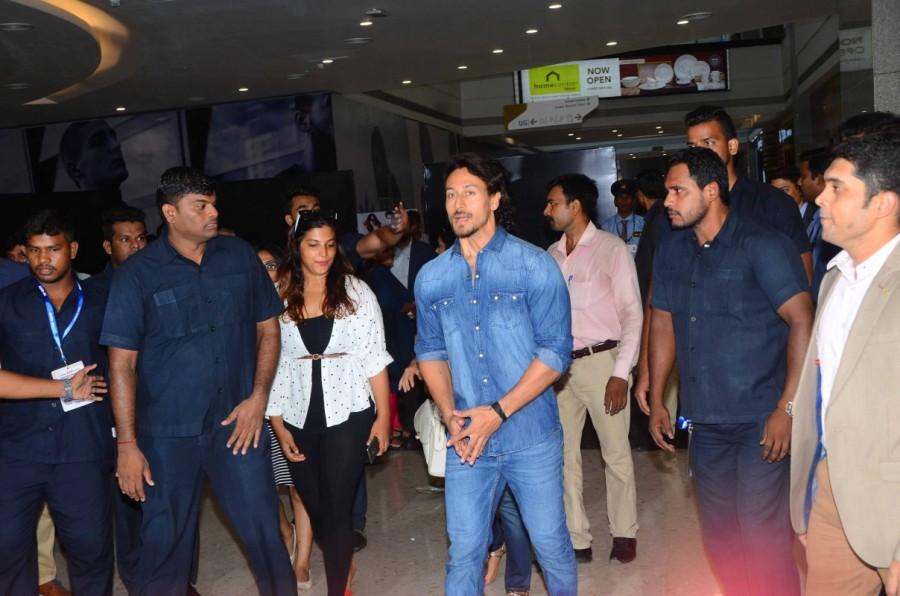 Bollywood actor Tiger Shroff launches Lifestyle & Home Centre stores in Seawoods Grand Central Mall, Navi Mumbai. Tiger Shroff,actor Tiger Shroff,Tiger Shroff launches Lifestyle,Lifestyle & Home Centre,Seawoods Grand Central Mall,Grand Central Mall,Tiger Shroff new pics,Tiger Shroff new images,Tiger Shroff new stills,Tiger Shroff new pictures,Tiger Shroff new pho