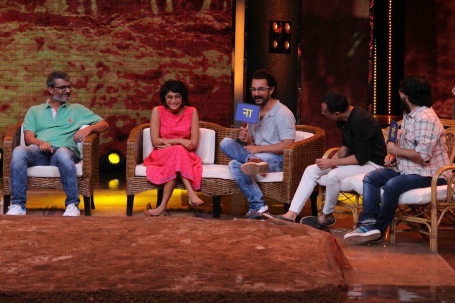 Bollywood actor Aamir Khan with his wife and filmmaker Kiran Rao with Dangal team during the visit On the set Of " Sa Re Ga Ma Pa 2017" in Mumbai on May 20, 2017. Aamir Khan,actor Aamir Khan,Dangal,Dangal team,Dangal team on Sa Re Ga Ma Pa,Sa Re Ga Ma Pa,Sa Re Ga Ma Pa on the sets,bollywood actor Aamir Khan