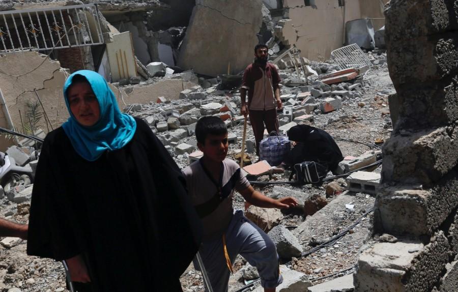Displaced Iraqis flee during a fight between Iraqi Counter Terrorism Service forces and Islamic State militants in western Mosul. Endgame in Mosul,Mosul,Mosul Endgame,recapture Mosul,Islamic State militants,Islamic State
