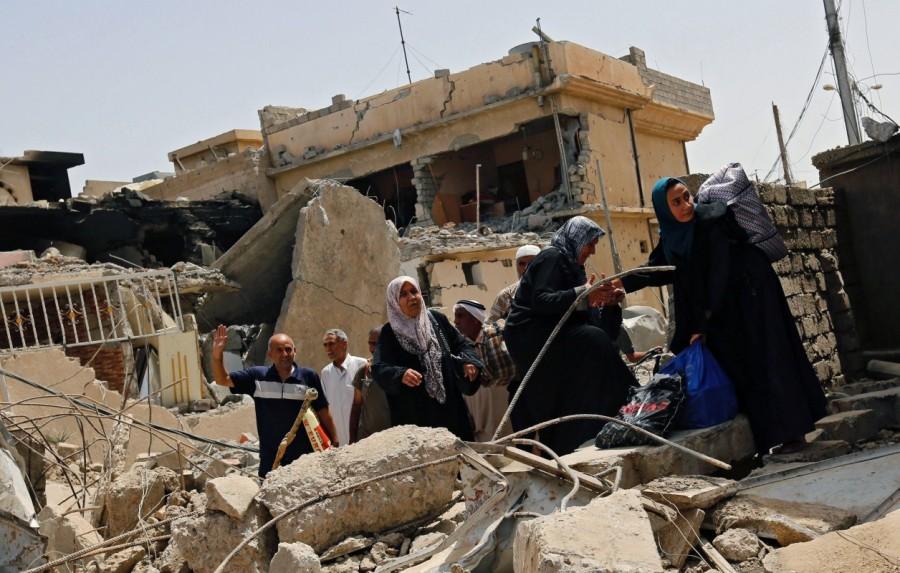 Displaced Iraqis flee during a fight between Iraqi Counter Terrorism Service forces and Islamic State militants in western Mosul. Endgame in Mosul,Mosul,Mosul Endgame,recapture Mosul,Islamic State militants,Islamic State