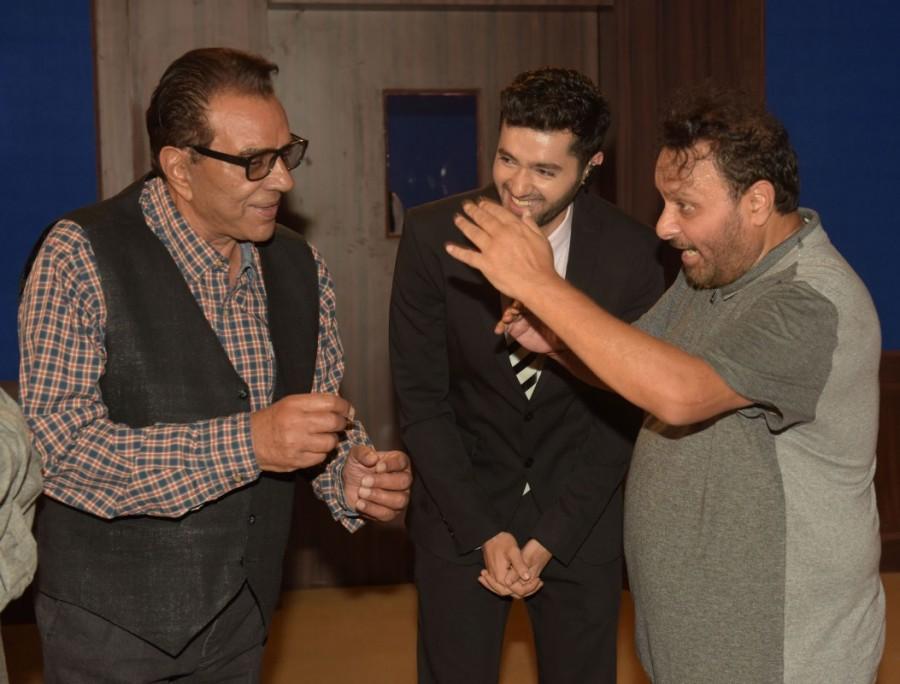 Dharmendra with Utkarsh and Anil Sharma Dharmendra and Hema Malini,Hema Malini,Genius,Genius movie launch,Genius movie launch pics,Genius movie launch images,Genius movie launch stills,Genius movie launch pictures,Genius movie launch photos,Javed Akhtar,Utkarsh Sharma,Anil Sharma