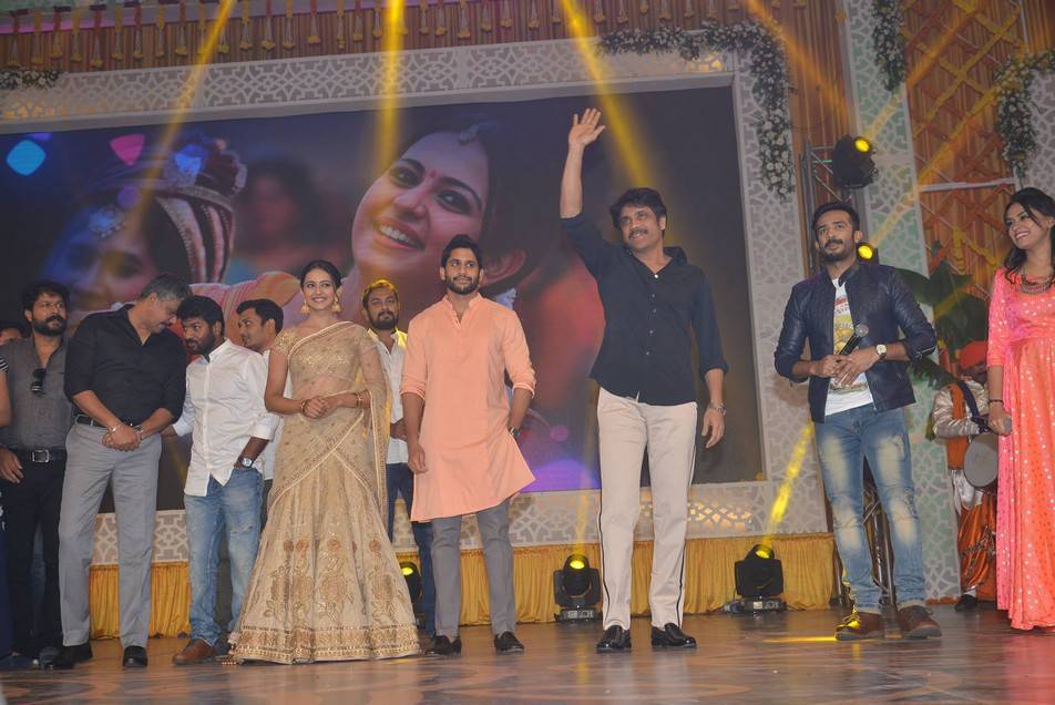Telugu movie Rarandoi Veduka Chuddam audio launch event held in Hyderabad. Celebs like Naga Chaitanya, Rakul Preet Singh, Akkineni Nagarjuna and others graced the event. Naga Chaitanya,Rakul Preet Singh,Akkineni Nagarjuna,Rarandoi Veduka Chuddam,Rarandoi Veduka Chuddam audio launch,Rarandoi Veduka Chuddam audio launch pics,Rarandoi Veduka Chuddam audio launch images,Rarandoi Veduka Chuddam audio launch stills,Rarandoi Ved