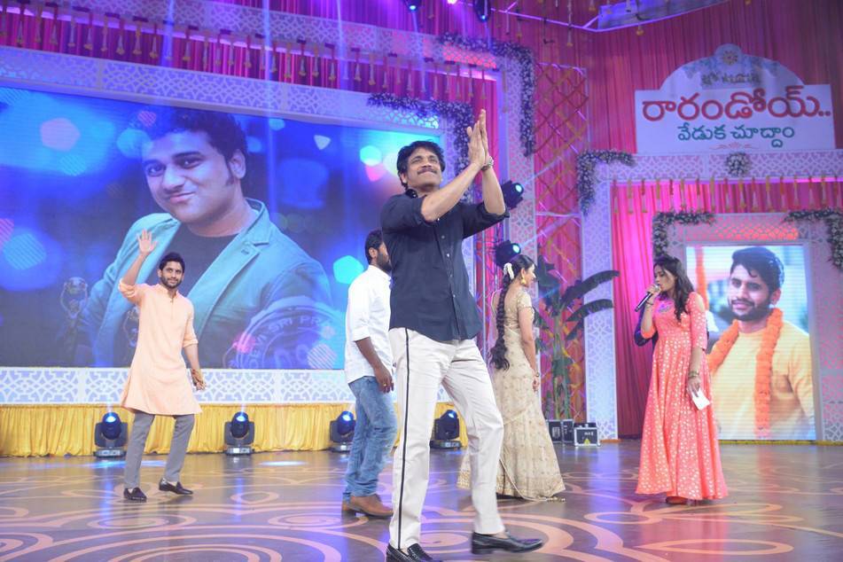 Telugu movie Rarandoi Veduka Chuddam audio launch event held in Hyderabad. Celebs like Naga Chaitanya, Rakul Preet Singh, Akkineni Nagarjuna and others graced the event. Naga Chaitanya,Rakul Preet Singh,Akkineni Nagarjuna,Rarandoi Veduka Chuddam,Rarandoi Veduka Chuddam audio launch,Rarandoi Veduka Chuddam audio launch pics,Rarandoi Veduka Chuddam audio launch images,Rarandoi Veduka Chuddam audio launch stills,Rarandoi Ved