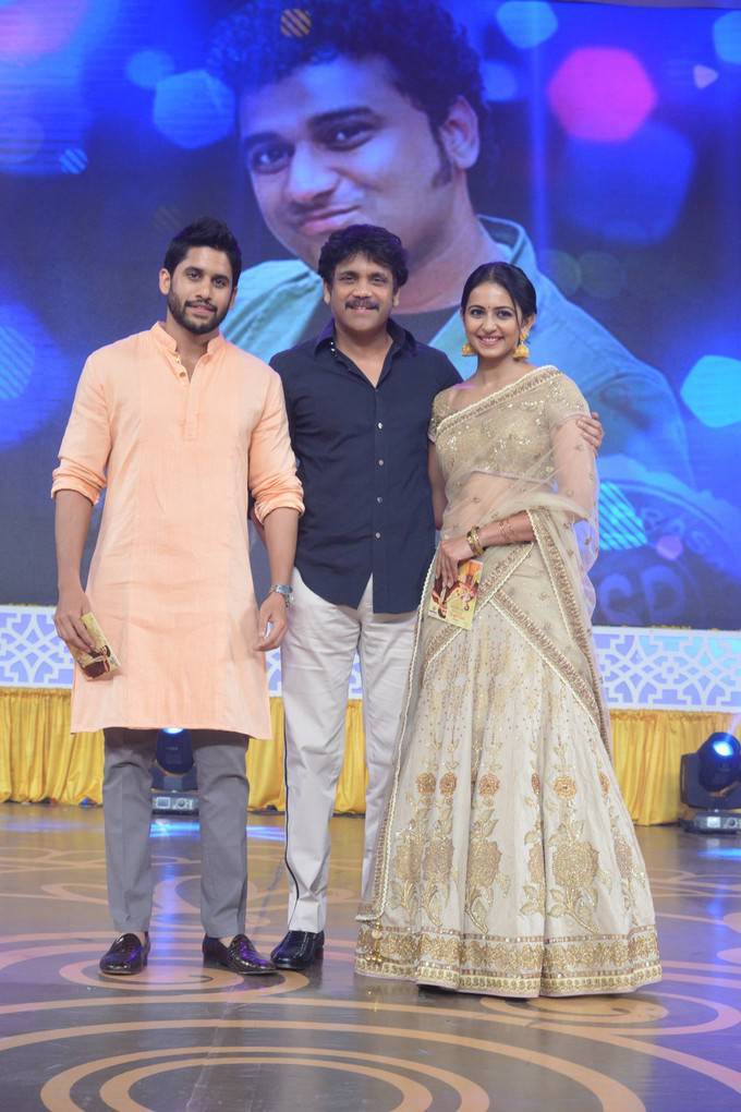 Telugu movie Rarandoi Veduka Chuddam audio launch event held in Hyderabad. Celebs like Naga Chaitanya, Rakul Preet Singh, Akkineni Nagarjuna and others graced the event. Naga Chaitanya,Rakul Preet Singh,Akkineni Nagarjuna,Rarandoi Veduka Chuddam,Rarandoi Veduka Chuddam audio launch,Rarandoi Veduka Chuddam audio launch pics,Rarandoi Veduka Chuddam audio launch images,Rarandoi Veduka Chuddam audio launch stills,Rarandoi Ved
