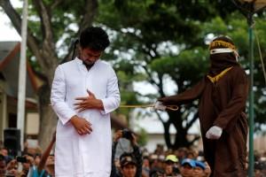 Gay sex,gay sex in Indonesia,Two men publicly caned,Indonesia for having gay sex,Two men caned 83 times for gay sex,Two men caned 83 times