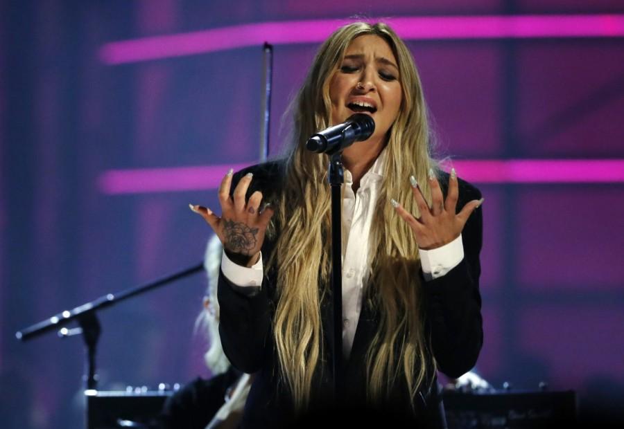 Julia Michaels performs "Issues". Billboard Music Awards,Billboard Music Awards 2017,Billboard Music Awards 10 Best Moments,Billboard Music Awards Best Moments,Billboard Music Awards pics,Billboard Music Awards images,Billboard Music Awards stills,Billboard Music Awards pictures,Billboar