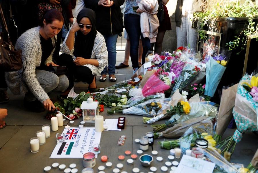 People take part in a vigil for the victims of an attack on concert goers at Manchester Arena, in central Manchester, Britain May 23, 2017. Manchester,Mourning for Manchester,Manchester blast,Ariana Grande concert,Manchester Ariana Grande concert explosion,Manchester mourns