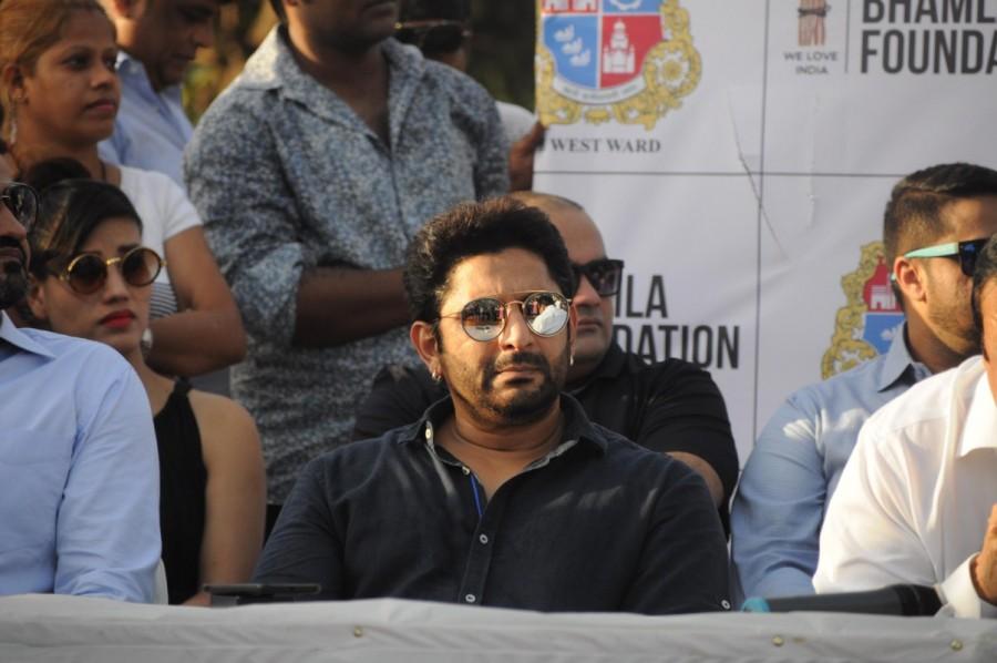 Considering the fact that Mumbai is an urban city where builders are cutting trees for industrial development, Asif Bhamla said: "... everybody is active enough to create awareness and that is why a few years back the metro project of Arey Colony has stopped and now it is in a negotiation phase." Sunny Leone,Arjun Rampal,Arshad Warsi,Tree Plantation drive,Pooja Batra,tree plantation,Sunny Leone at tree plantation