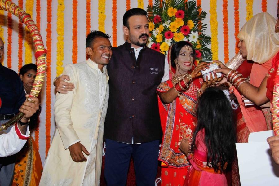Bollywood actor Vivek Oberoi attend the wedding ceremony of acid attack survivor, Lalita Bansi in Mumbai. Vivek Oberoi,Lalita Bansi,Lalita Bansi marriage,Lalita Bansi wedding