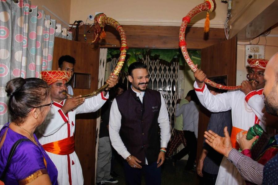 Bollywood actor Vivek Oberoi attend the wedding ceremony of acid attack survivor, Lalita Bansi in Mumbai. Vivek Oberoi,Lalita Bansi,Lalita Bansi marriage,Lalita Bansi wedding