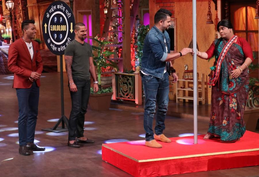 Santosh does a pole dance with Suresh Raina, Shikhar Dhawan & Hardik Pandya on The Kapil Sharma Show. Suresh Raina,Shikhar Dhawan,Hardik Pandya,The Kapil Sharma Show