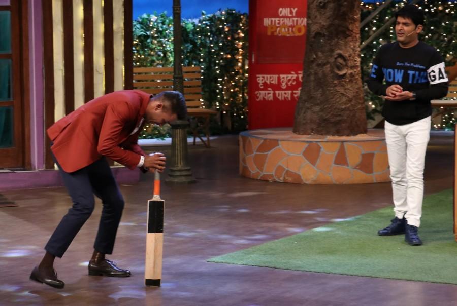 Hardik Pandya plays a game of Dizzy Cricket on The Kapil Sharma Show. Suresh Raina,Shikhar Dhawan,Hardik Pandya,The Kapil Sharma Show