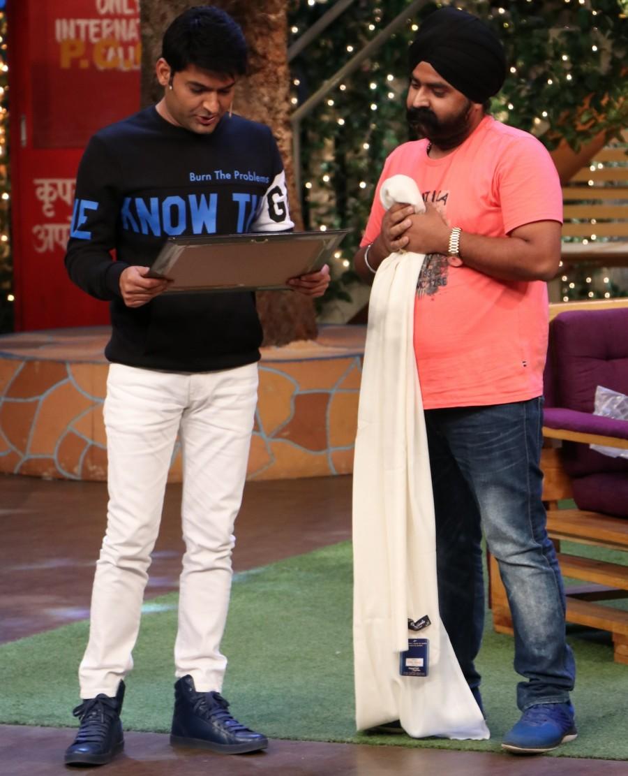 A fan gifts Kapil Sharma a certificate of appretication and a shawl on The Kapil Sharma Show. Suresh Raina,Shikhar Dhawan,Hardik Pandya,The Kapil Sharma Show