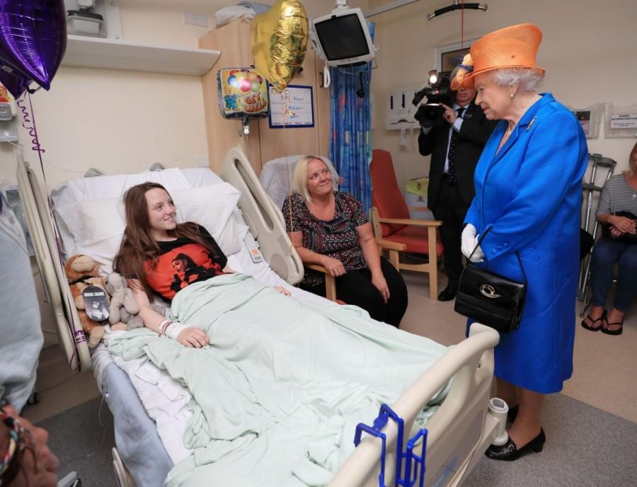 Queen Elizabeth speaks to Millie Robson, 15, from Co Durham, and her mother, Marie. Queen Elizabeth,Elizabeth,Queen Elizabeth visits Manchester bombing casualties,Elizabeth visits Manchester bombing casualties,queen elizabeth visits manchester victims,manchester victims