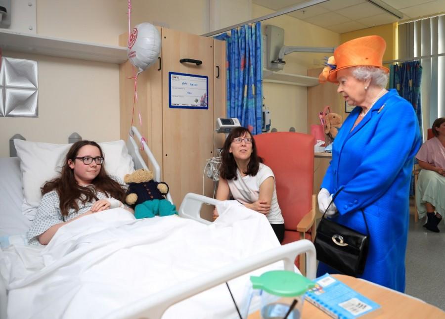 Queen Elizabeth speaks to Amy Barlow, 12, from Rawtenstall, Lancashire, and her mother, Kathy. Queen Elizabeth,Elizabeth,Queen Elizabeth visits Manchester bombing casualties,Elizabeth visits Manchester bombing casualties,queen elizabeth visits manchester victims,manchester victims