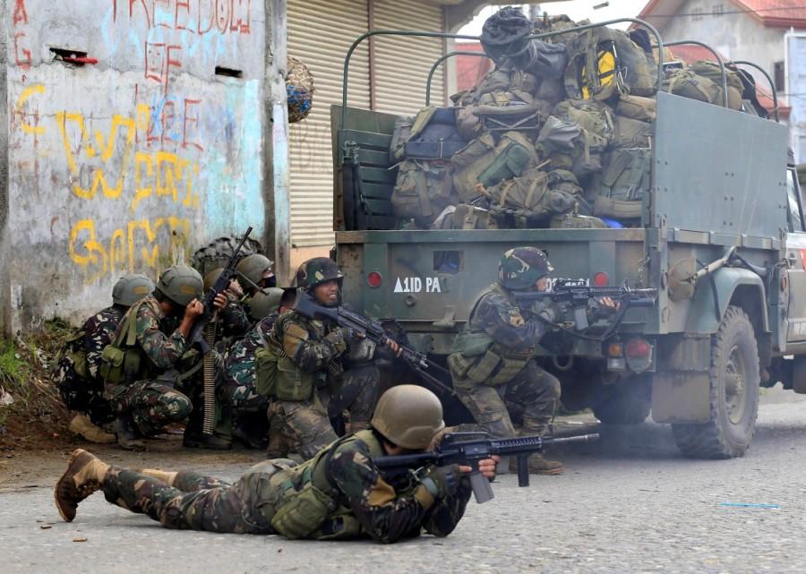 Government troops are seen during an assault on insurgents from the so-called Maute group, who have taken over large parts of Marawi City in southern Philippines. Philippines battles,Islamist rebels,Government troops,Marawi City,Maute group,southern Philippines