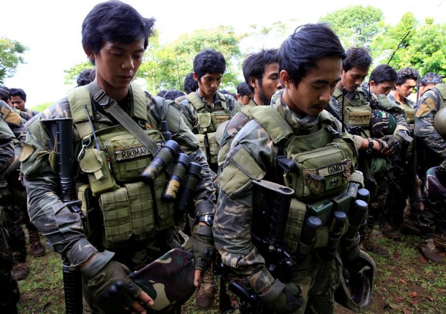 Government troops pray before their assault. Philippines battles,Islamist rebels,Government troops,Marawi City,Maute group,southern Philippines
