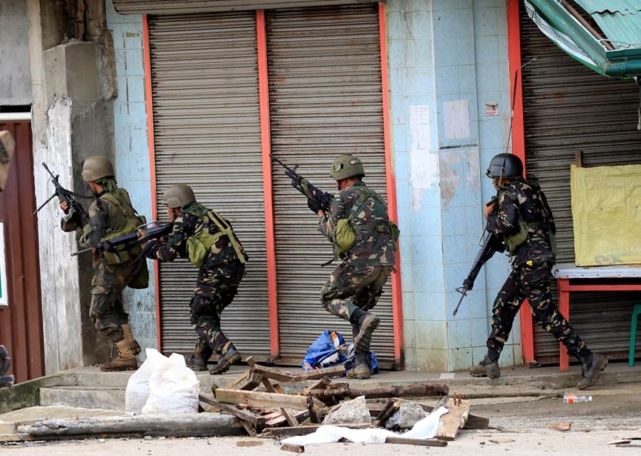 Government troops are seen during their assault. Philippines battles,Islamist rebels,Government troops,Marawi City,Maute group,southern Philippines