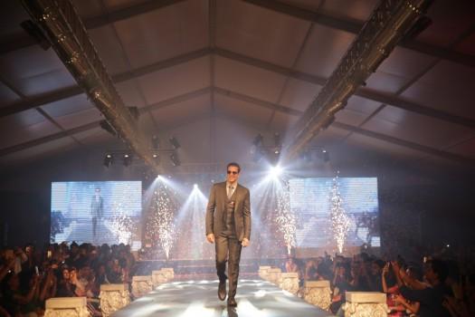 Bollywood actor Akshay Kumar walks the ramp for fashion designer Ramesh Dembla at the opening of the Luxury Style Week Men's Edition 2017 in Bengaluru on May 25, 2017.